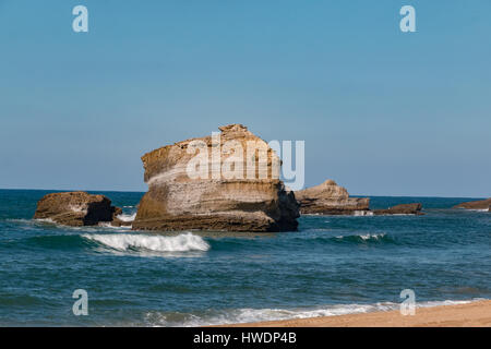 Une formation rocheuse au large de la côte de Biarritz, France Banque D'Images