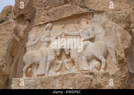 Scène de joute sur bas-relief de la tombe de Darius le Grand, l'Iran Banque D'Images