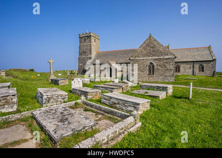 Royaume-uni, le sud-ouest de l'Angleterre, Cornwall, Tintagel, vue de l'église paroissiale de Sainte Materiana avec cimetière Banque D'Images