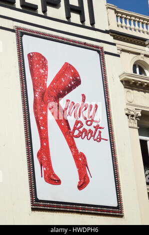 Kinky Boots encore de billboard en dehors de l'Adelphi Theatre dans le Strand, London, UK. Banque D'Images