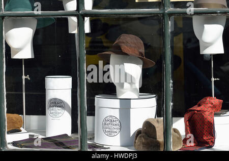 Lock and Co Hatters vitrine dans St James's St, Londres, Royaume-Uni. Banque D'Images