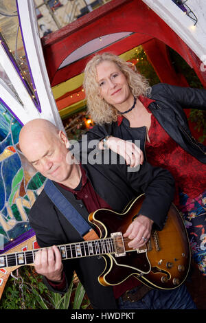 Zoe Schwarz et Rob Koral, jazz et blues musiciens sur place Banque D'Images