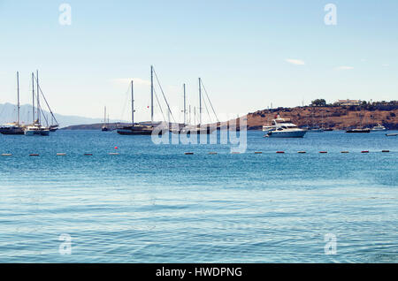 Yachts (bateaux à voile) placée sur une eau turquoise devant le château de Bodrum. L'image montre la mer Égée et de la culture méditerranéenne de coastal lifesty Banque D'Images