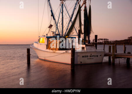 NC00855-00...CAROLINE DU NORD - bateau de pêche amarré dans son Cœur, le chêne blanc, le bassin de la rivière Oyster Creek, le long de l'autoroute 70 près de la ville de Davis. Banque D'Images