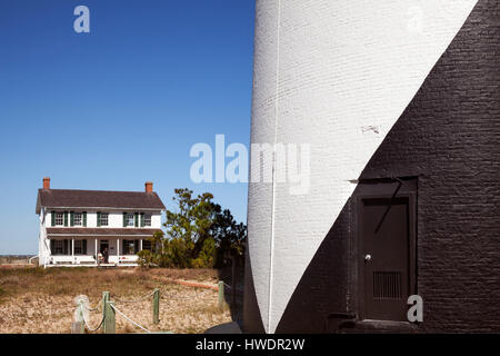 NC00863-00....CAROLINE DU NORD -la base de la Cape Lookout Lighthouse et gardien de phare maison sur la base du Sud Banques en Cape Lookout National S Banque D'Images