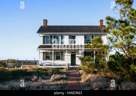 NC00866-00...CAROLINE DU NORD - maison de gardiens de phare à Cape Lookout National Seashore sur les principales banques du Sud. Banque D'Images