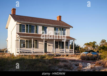 NC00867-00...CAROLINE DU NORD - maison de gardiens de phare à Cape Lookout National Seashore sur les principales banques du Sud. Banque D'Images