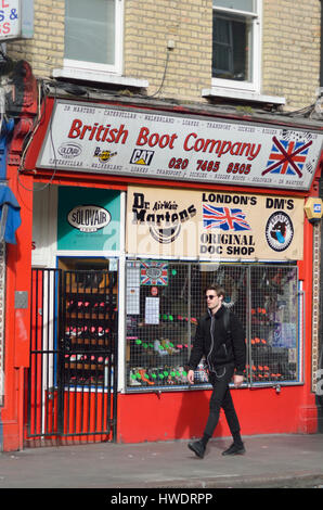 La compagnie britannique, Doc Martens Boot spécialiste chaussures à Camden Town, Londres, Royaume-Uni. Banque D'Images