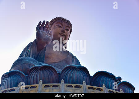 L'énorme Tian Tan Buddha (Big Buddha) au monastère Po Lin, Hong Kong with copy space Banque D'Images