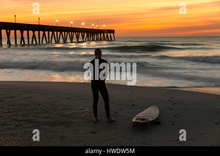 NC00928-00...CAROLINE DU NORD - Surfer au lever du soleil à Wrightsville Beach près de Johnnie Mercer Pier. (Pas de M.) Banque D'Images