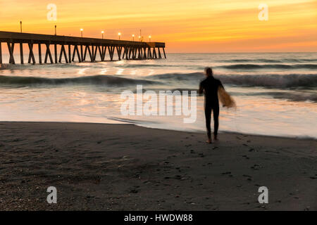 NC00929-00...CAROLINE DU NORD - Surfer au lever du soleil à Wrightsville Beach près de Johnnie Mercer Pier. (Pas de M.) Banque D'Images