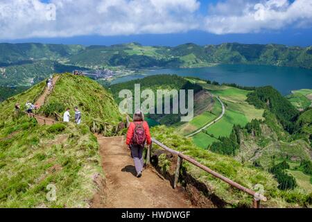 Le Portugal, l'archipel des Açores, l'île de São Miguel, Sete Cidades, Boca do Inferno, vue sur Lagoa Santiago et Lagoa Azul lacs de cratère Banque D'Images