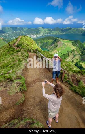 Le Portugal, l'archipel des Açores, l'île de São Miguel, Sete Cidades, Boca do Inferno, vue sur Lagoa Santiago et Lagoa Azul lacs de cratère Banque D'Images