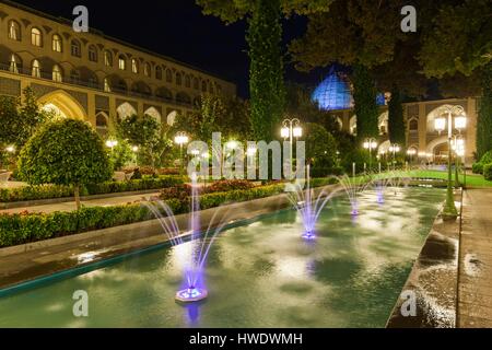 L'Iran, au centre de l'Iran, Ispahan, Abbasi Hotel, cour, dusk Banque D'Images