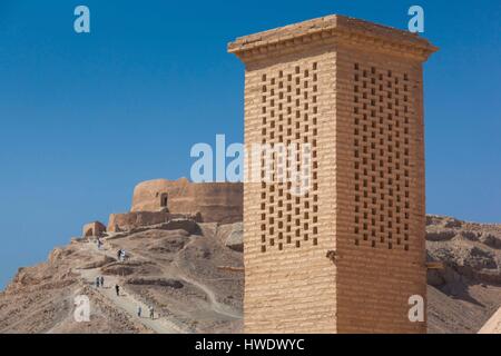 L'Iran, au centre de l'Iran, Yazd, Zoroastrienne tours de silence extérieur, complexe funéraire Banque D'Images