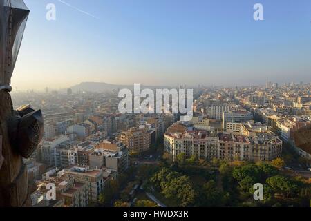 Espagne, Catalogne, Barcelone, Eixample, vue de la Sagrada Familia de l'architecte Antoni Gaudi, inscrite au Patrimoine Mondial de l'UNESCO Banque D'Images