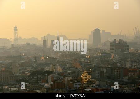 Espagne, Catalogne, Barcelone, Eixample, vue de la Sagrada Familia de l'architecte Antoni Gaudi, classé au Patrimoine Mondial de l'UNESCO en vue de la cathédrale de la Sainte Croix et Sainte Eulalia et le port Banque D'Images