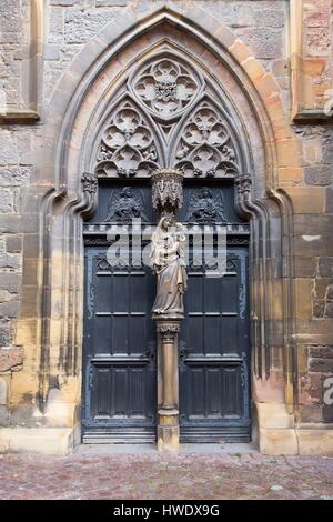 France, Alsace, Route des Vins d'Alsace, Colmar, le 13e siècle portail latéral de l'église des Dominicains qui représente la Sainte Vierge tenant un enfant Banque D'Images