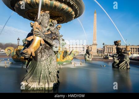 France, Paris, région classée au Patrimoine Mondial de l'UNESCO, la Place de la Concorde, de la Fontaine des mers (fontaine des mers) et l'Obélisque à l'arrière-plan Banque D'Images