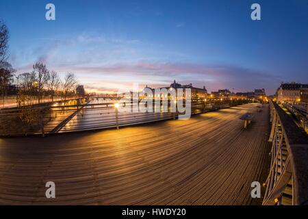 France, Paris, région classée au Patrimoine Mondial de l'UNESCO, la passerelle Léopold Sédar Senghor, anciennement passerelle Solférino et le Musée d'Orsay Banque D'Images