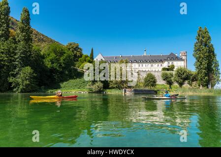 France, Savoie, Le Bourget du Lac, La Côte Sauvage, les kayakistes avant l'abbaye royale d'Hautecombe sur la côte sauvage Banque D'Images