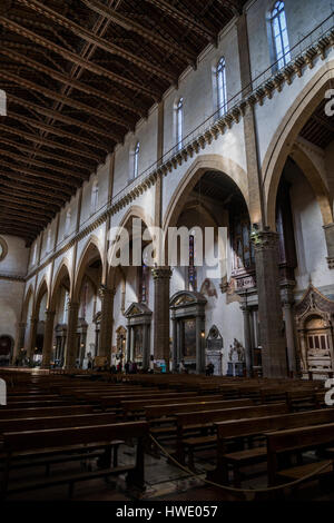 Intérieur de la Basilique di Croce Sanrta, la principale église franciscaine à Florence, Italie Banque D'Images