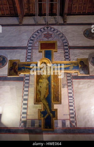 Crucifix de Cimabue à Basilica di Sanrta Croce, la principale église franciscaine à Florence, Italie Banque D'Images