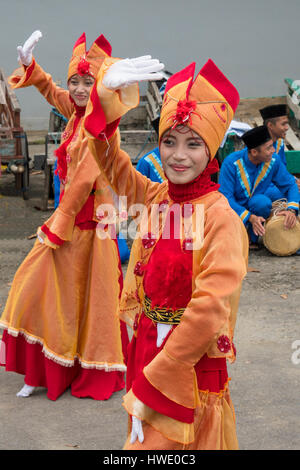 Bienvenue à Pulau danseurs Bawean, Indonésie Banque D'Images