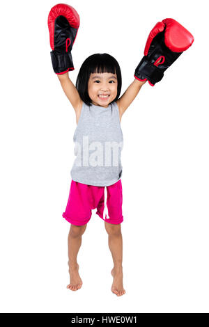 Peu asiatique Chinese Girl Wearing Boxing Glove avec les mains jusqu'au fond blanc isolé. Banque D'Images