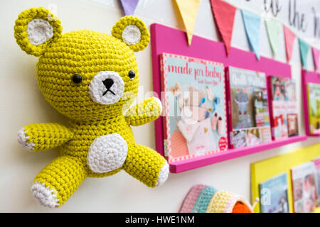 Ours au crochet et des livres sur le tricot et crochet, la Foire du livre de Londres Banque D'Images