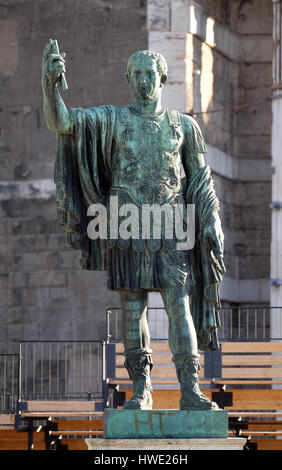 Statue en bronze de Nerva dans le Forum Romanum, Rome, Italie le 04 septembre 2016. Banque D'Images