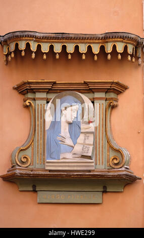 Image de la Vierge Marie sur la façade d'un palais à Rome, Italie le 04 septembre 2016. Banque D'Images