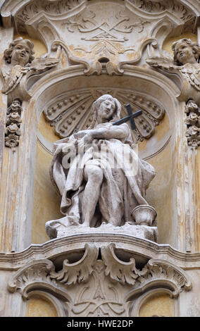 Statue de Sainte Marie Madeleine sur la façade de l'église Santa Maria Maddalena à Rome, Italie le 05 septembre 2016. Banque D'Images