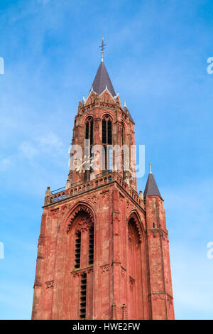 Tour rouge de Saint Johns église sur la place Vrijthof dans la ville de Maastricht, Limbourg, Pays-Bas Banque D'Images