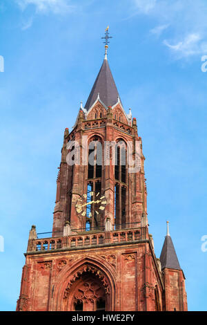 Tour rouge de Saint Johns église sur la place Vrijthof dans la ville de Maastricht, Limbourg, Pays-Bas Banque D'Images