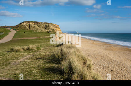 Vue d'Hengistbury Head, les falaises et la plage à l'Est le long de la côte, avec l'île de Wight en arrière-plan, Dorset, UK Banque D'Images