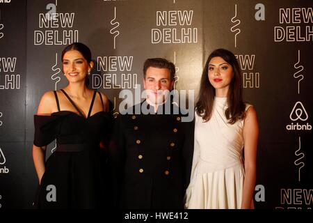 New Delhi, Inde. Mar 19, 2017. L'actrice de Bollywood Sonam Kapoor pose pour les photographes avant le défilé de mode d'Airbnb et Shantanu & Nikhil Dingier à New Delhi. Credit : Ravi Prakash/Pacific Press/Alamy Live News Banque D'Images