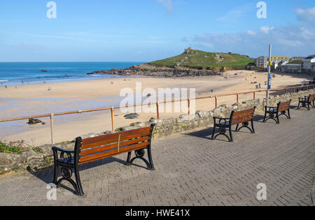 Surplombant la plage de Porthmeor sièges lors d'une journée ensoleillée à St Ives, Cornwall England UK. Banque D'Images