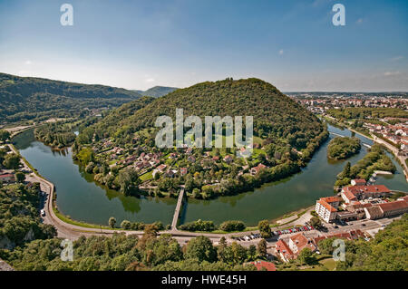 Ox Bow dans le Doubs vu depuis les remparts de la Citadelle de Besançon France fort au-dessus. La colline du centre est Chaudanne Banque D'Images