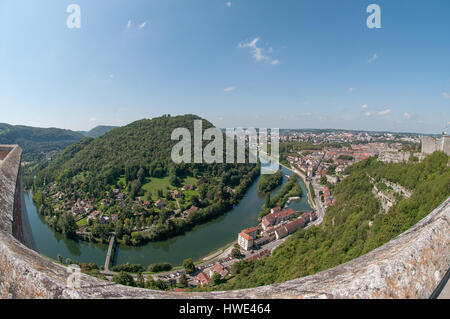 Ox Bow dans le Doubs vu depuis les remparts de la Citadelle de Besançon France fort au-dessus. La colline du centre est Chaudanne Banque D'Images