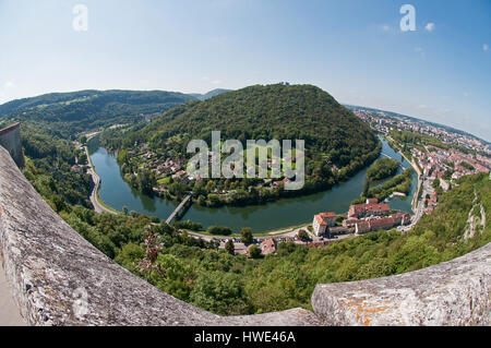 Ox Bow dans le Doubs vu depuis les remparts de la Citadelle de Besançon France fort au-dessus. La colline du centre est Chaudanne Banque D'Images