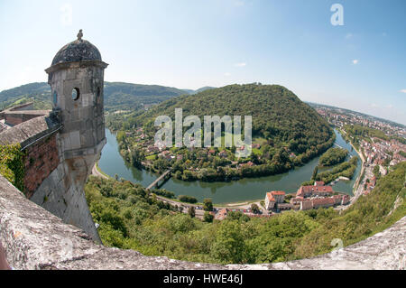 Ox Bow dans le Doubs vu depuis les remparts de la Citadelle de Besançon France fort au-dessus. Une tour sur la gauche. Colline du centre est Chaudanne Banque D'Images