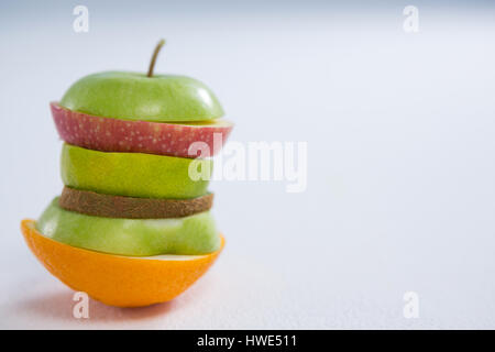 Pile de tranches de fruits divers against white background Banque D'Images