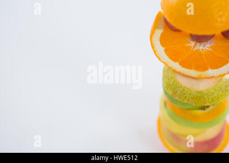 Pile de tranches de fruits divers against white background Banque D'Images