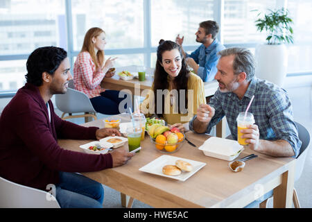 L'équipe d'affaires créatifs travaillant ensemble sur le bureau pc in office Banque D'Images
