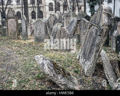 Les pierres tombales à l'ancien cimetière juif de Prague, République Tchèque Banque D'Images