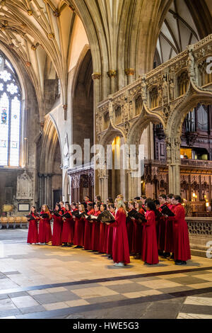 St Paul's Choir de Concord dans le New Hampshire d'effectuer dans la cathédrale de Bristol au Royaume-Uni. Banque D'Images