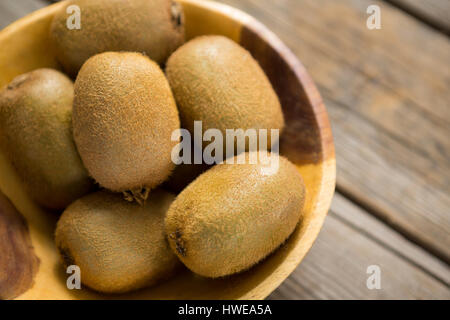 Close-up de kiwis dans le bol sur la table en bois Banque D'Images