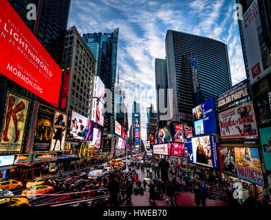Times Square au coucher du soleil - New York, USA Banque D'Images