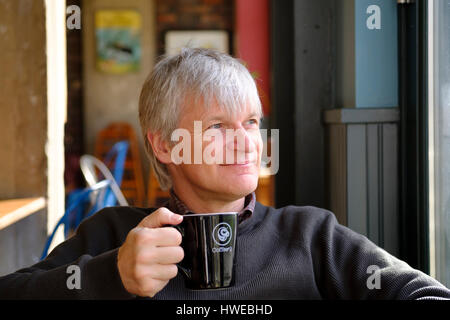 Man relaxing in# 1 café coffee shop à Bristol Banque D'Images